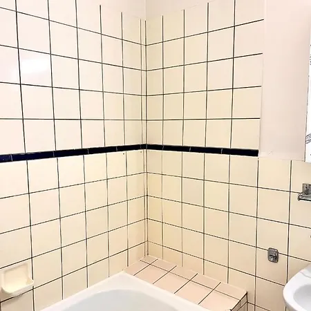2 Bedroom Cosy Next To